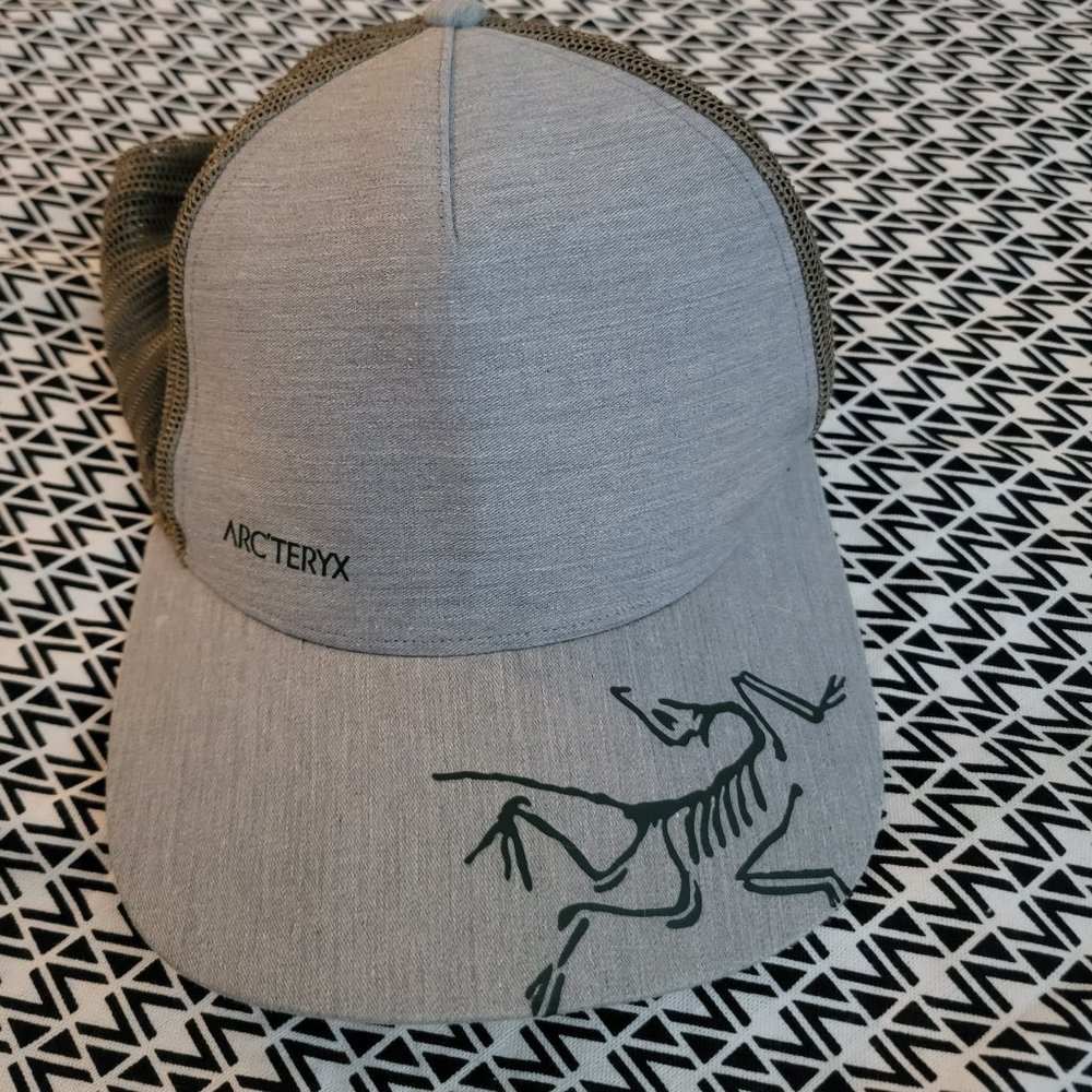 ARCTERYX  BIRD CURVED BRIM TRUCKER HAT